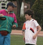 Alessandro ascolta i consigli del coach Paolo