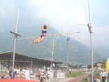 Arianna Farfaletti nel salto con l'asta