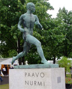 La statua del mitico fondista finlandese Paavo Nurmi posta davanti allo Stadio Olimpico di Helsinki